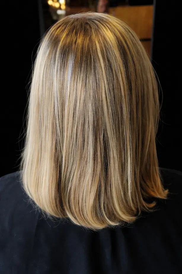 Resultaat van highlights en lowlights in blond haar door Bianca in Leek