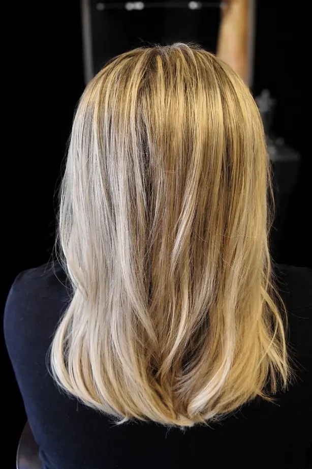 Resultaat van highlights in blond haar door Bianca van Kapsalon Bicare